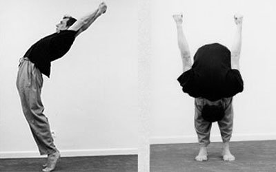 Chakrâsana en deux temps : debout, une extension arrière bras tendus au-dessus de la tête, puis une flexion avant complète, bras tendus vers le sol.