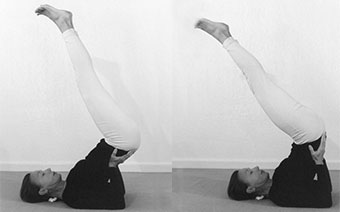 Viparita Karani Mudra en deux temps : allongé sur le dos, le bassin soulevé et soutenu par les mains, les jambes tendues vers le haut.
